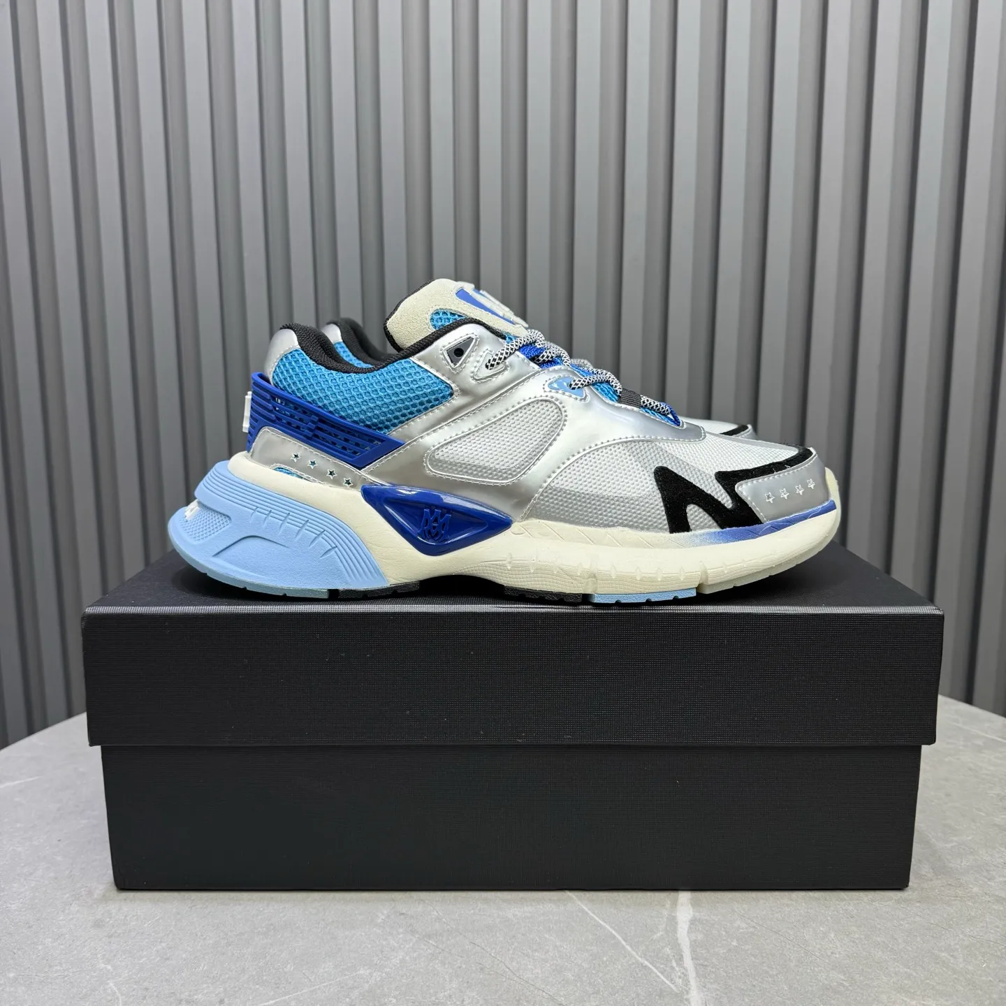 [AMIRI Amir] P: 760💰Size for couples: Female 35-40; Male 39-44; (Customized at 45.46) AMIRI Amir New Autumn and Winter Products New Autumn Latest Catwalk Couple Color Block Bread Casual Sports Shoes Series 〰 Casual fashion style full of details New generation of bone shoes popular classic upgrades Super comfortable and super popular! AUTRY is an exclusive version of AUTRY couple casual shoes from a high street brand in Los Angeles. Many celebrity Internet celebrities have the same style. Chinese new rapper Xiaobai Gali, Wang Yibo, Yang Mi and other Internet celebrity bloggers are competing for their feet. The three-dimensional molded metal logo on the side of the AJ1 shoe is on par with Nike's popular Fog. The heroic value instantly has a bit of punk rock flavor, all showing fashion sense and street style... ▪ Upper: original custom-made cowhide + original custom-made breathable mesh ▪Inner lining: original customized breathable mesh ▪Outsole: original molded two-color TPU rubber combination outsole.